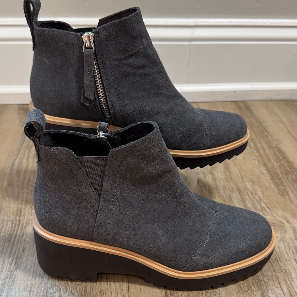 Tom’s Maude Wedge Boot Dark Grey Suede EUC